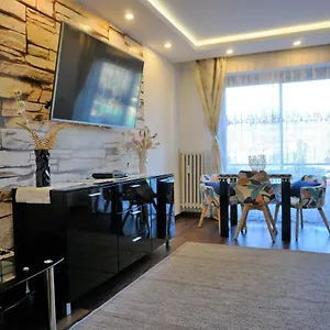Charming Ac 2-bedroom City Center Family, Couples Friendly Apartment
